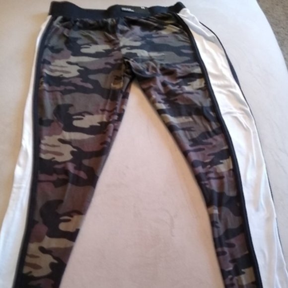 Rue21 Medium Camo Army Freedom Moving Military Highrise Leggings - Picture 4 of 5